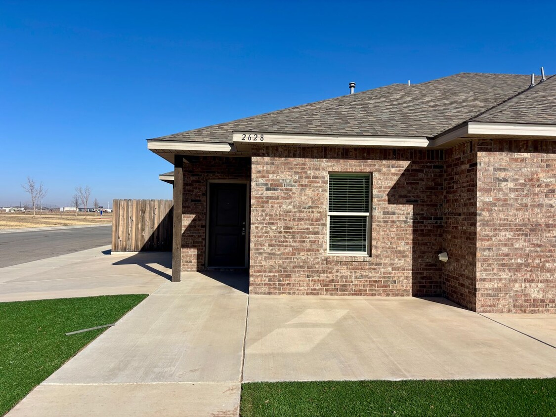 Foto principal - Townhome Conveniently Located Near Lubbock...