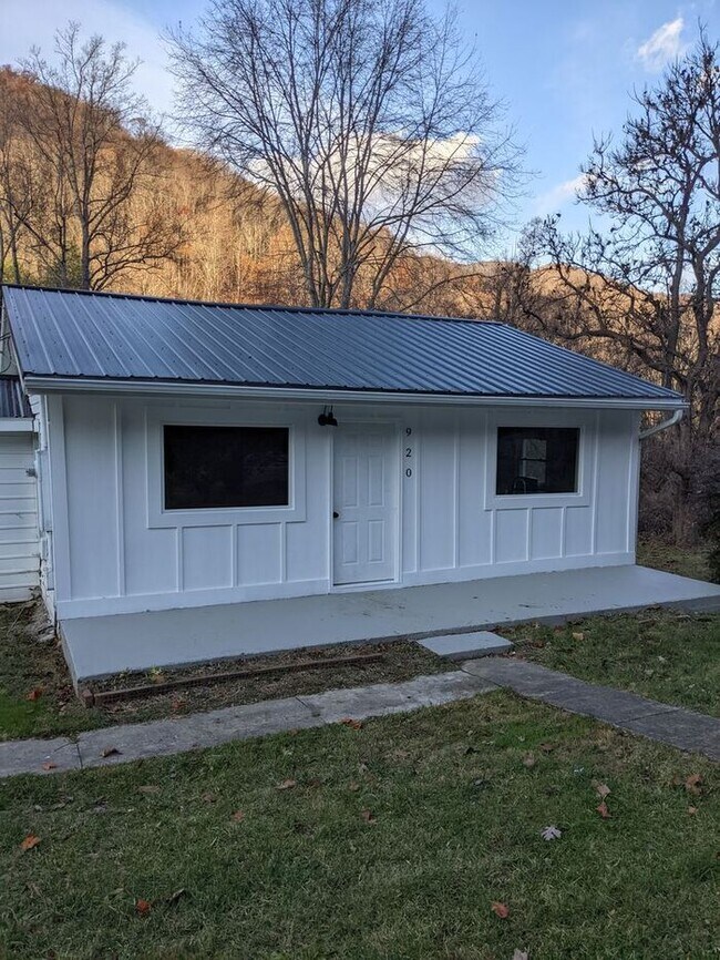 Building Photo - Cottage-Barnardsville