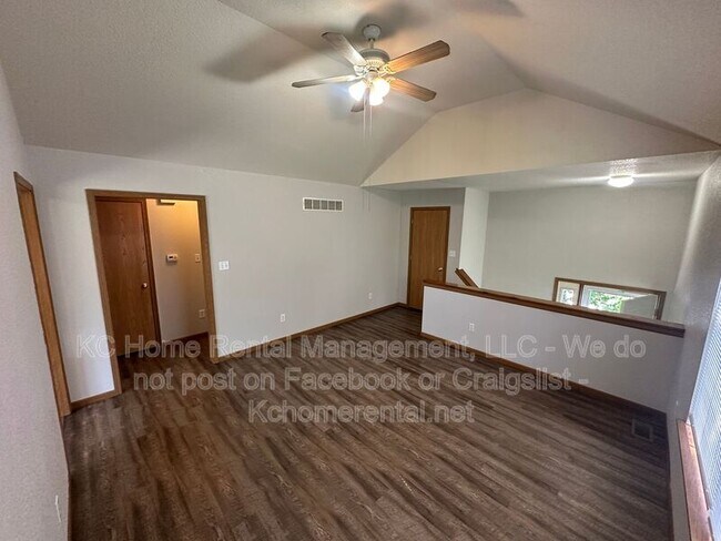 Building Photo - 709 SE Drew Ct