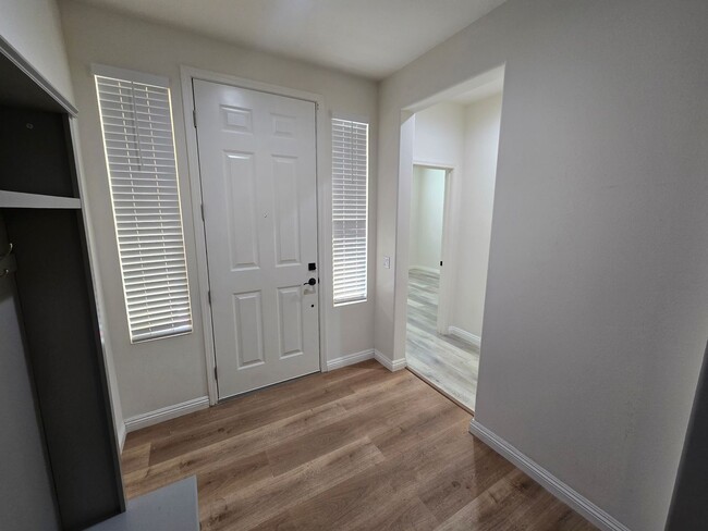 Foto del edificio - Open-Concept Living with Downstairs Bedroom & Enclosed Patio Retreat