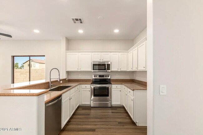 Building Photo - Beautiful 4 Bed 2 Bath in Johnson Ranch 17...