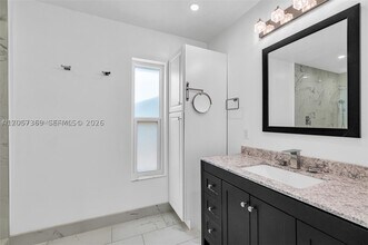 Building Photo - 851 SW 49th Way