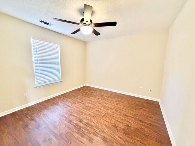 Foto del edificio - 3-bedroom, 2-bath home with high ceilings and a spacious backyard in Rincon,GA