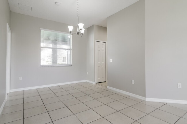 Foto del edificio - 562 Bristol Cir