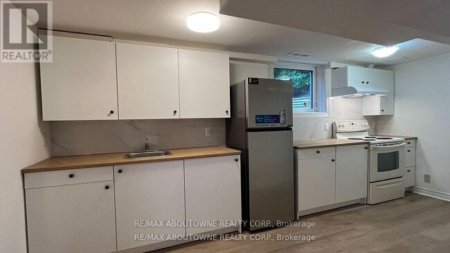 Building Photo - 106 Sheridan St