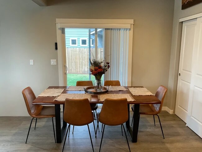 Comedor - 616 N Willitts St