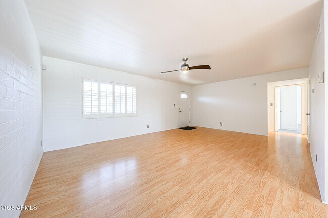 Foto del edificio - 6544 N 12th St