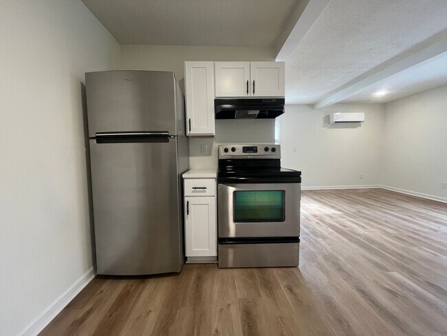 Photo - Newly Renovated Studio! House