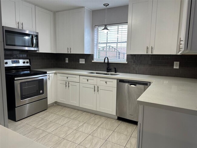 Foto del edificio - 11610 Cypresswood Dr