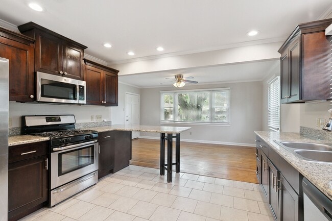 Building Photo - 605 Honore Dr
