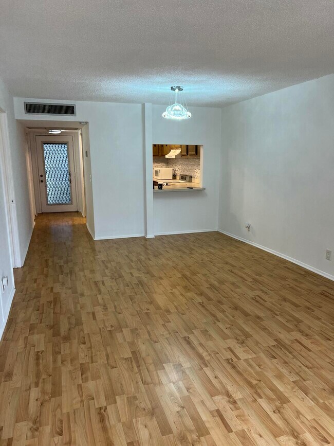 Building Photo - 9470 Live Oak Pl