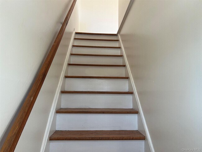 Building Photo - 76 Manor Dr