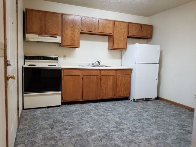 Building Photo - 2 Bedroom Upper Apartment