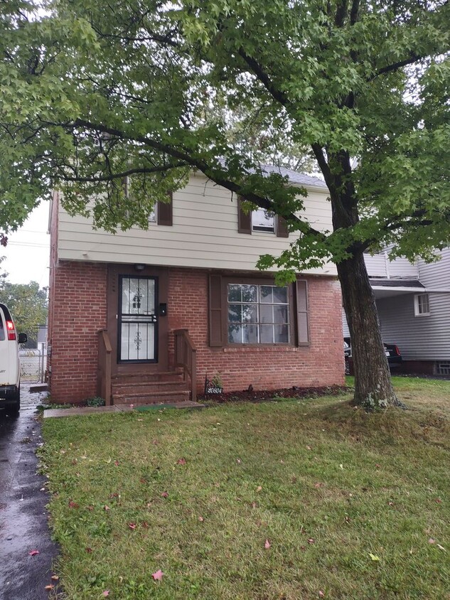 Primary Photo - Spacious 3 Bedroom Single Family Home in M...