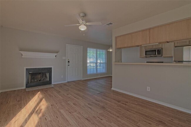Foto del edificio - 2211 Creekside Ln