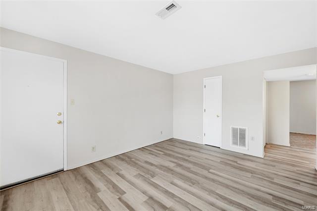 Building Photo - 4 E Rock Creek Manor