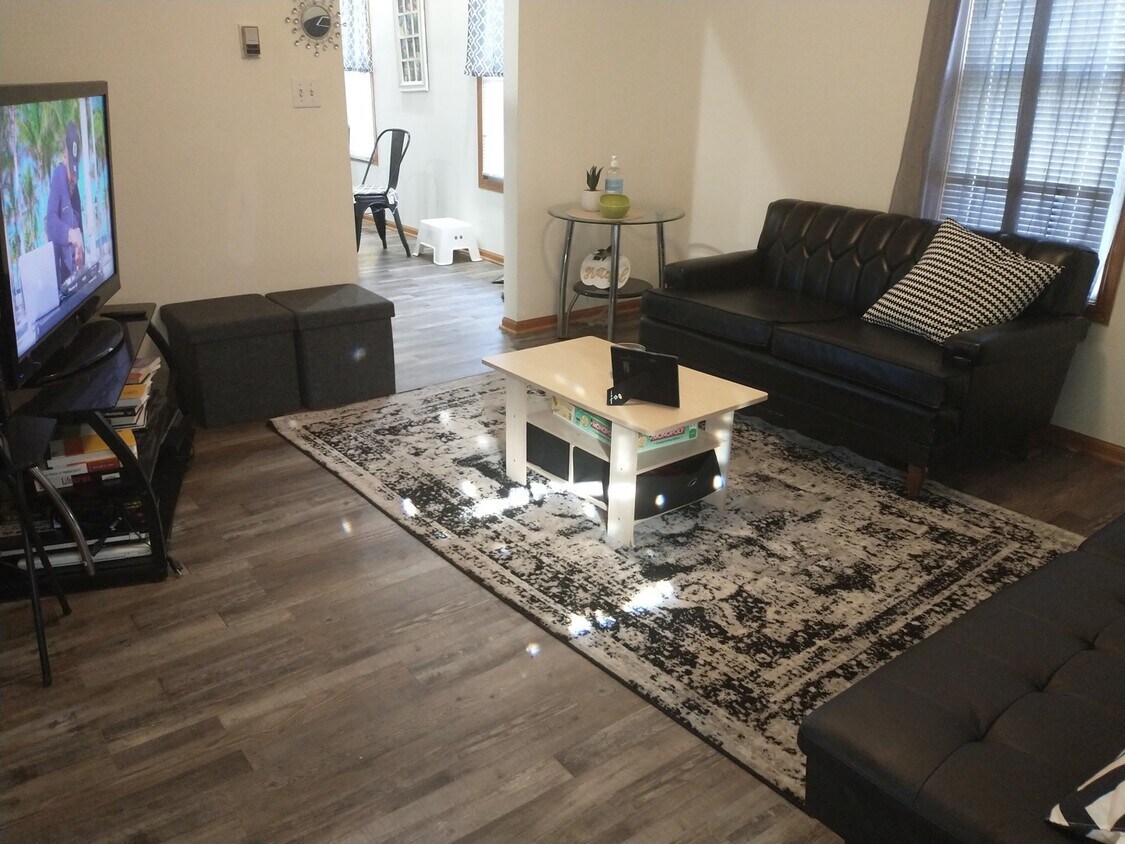Foto principal - 320 E 13th St