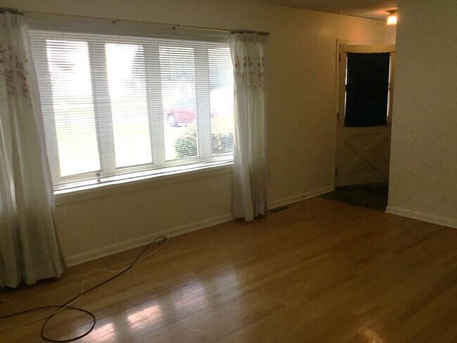Building Photo - ENJOY THE COMFORTS OF ONE-FLOOR LIVING!