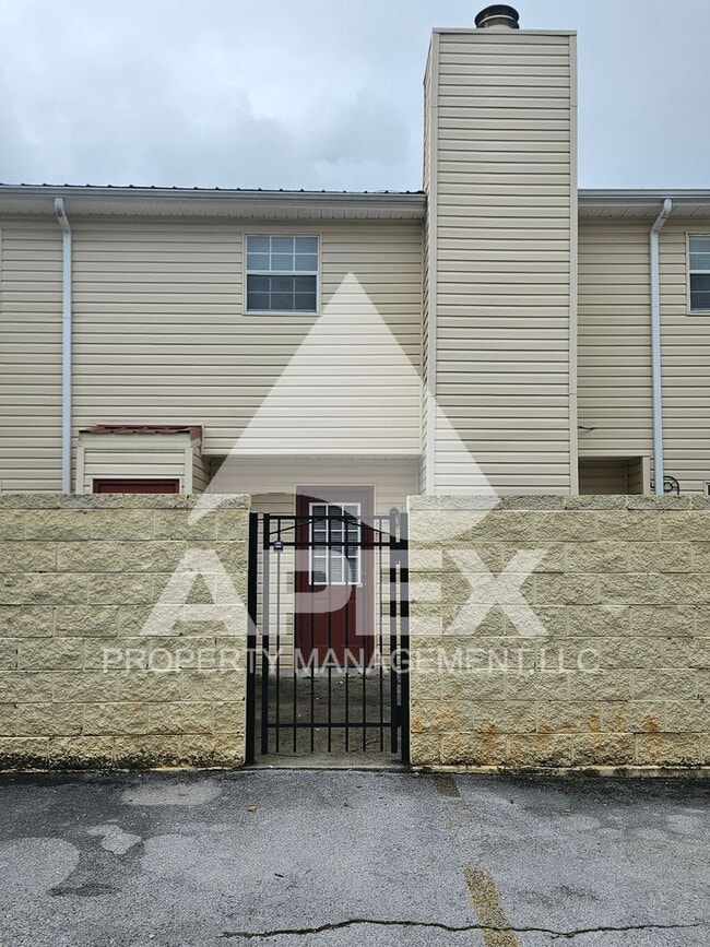 Building Photo - MOVE-IN SPECIAL, $1 RENT!! - Nice 2 Bd | 1.5 Ba Townhouse in West Knox off Cedarbluff!