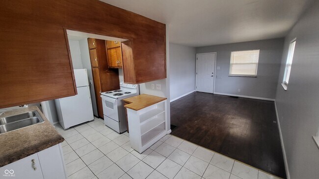 Building Photo - 1450 N Campbell Ave