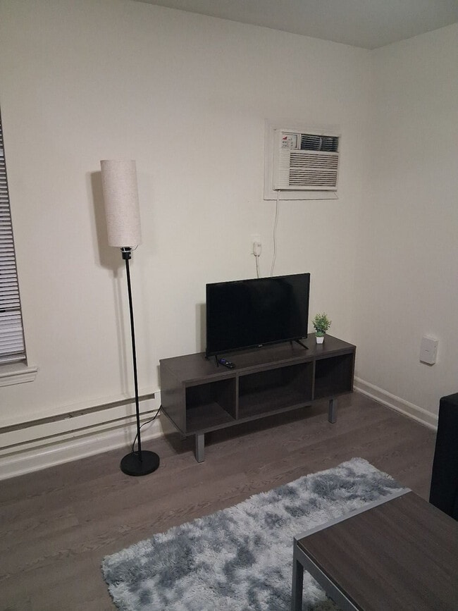 Building Photo - 1051 Southern Dr