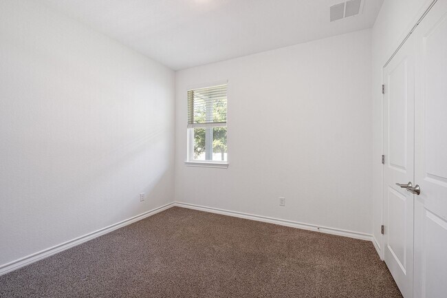Foto del edificio - Homey 4 Bedroom, 2 Bath, 1-Story Home in H...