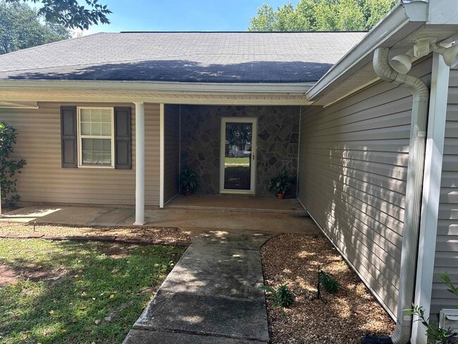 Building Photo - 100 Primrose Ln
