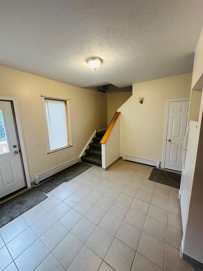 Building Photo - Spacious 3-Bedroom Duplex for Rent – Minut...