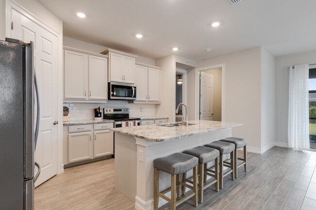 Building Photo - 210 Spg Hl Lk Lp