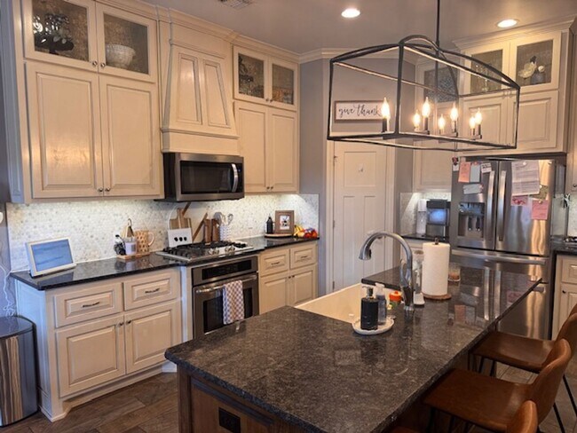 Foto del edificio - WOW! This home has it all, 3 full bathrooms, 5 true bedrooms AND a bonus room. great outdoor spac...