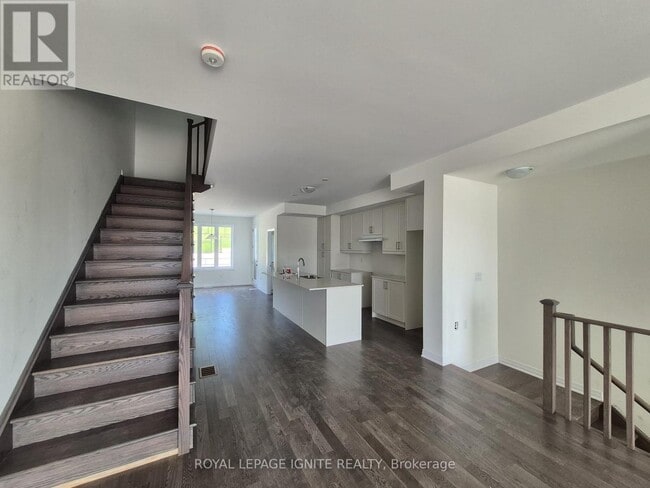 Building Photo - 526 Hudson Cres
