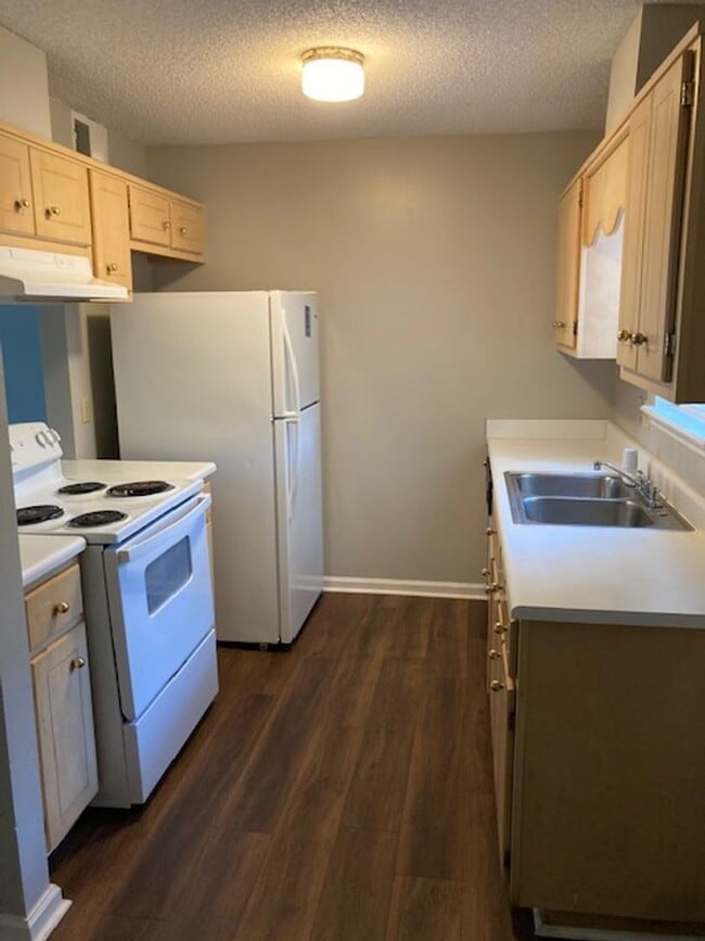Building Photo - TWO BEDROOM TOWNHOUSE **(Special; 1st 6mo ...