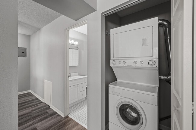 Building Photo - Rosco Apts-2720