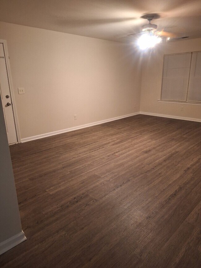 Building Photo - 1006 Stonehaven Cir