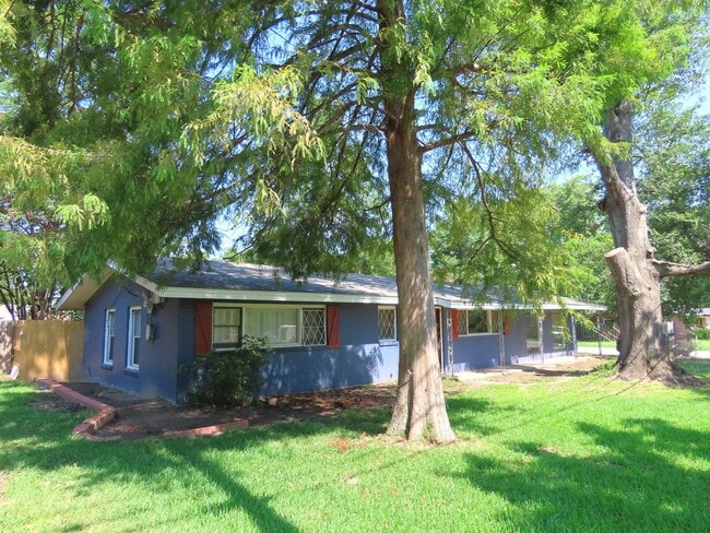 Building Photo - Lindale ISD, Spacious 3 Bedroom, 1 Bath House