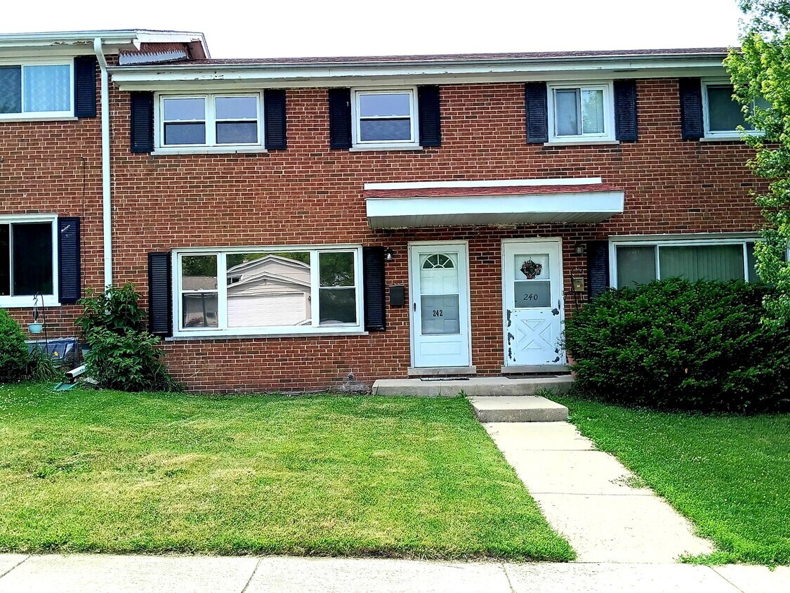 Primary Photo - 242 S Cherry St