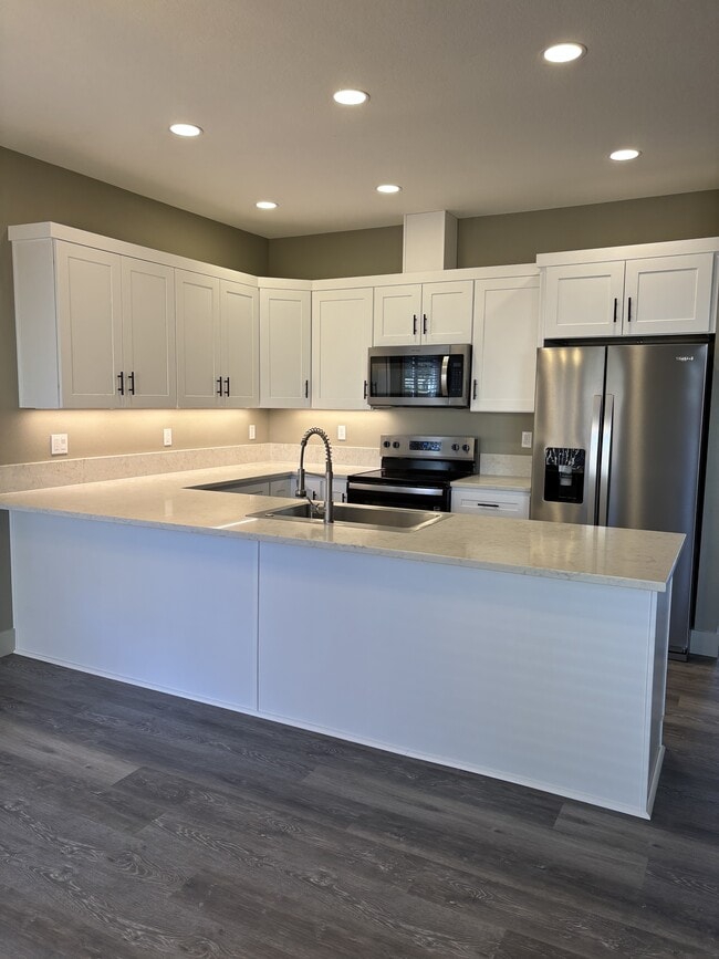 Building Photo - 388 Seven Oaks Ln