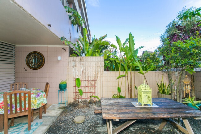 Building Photo - GROUND FLOOR FURNISHED 1/1 CONDO, 1 parking Avail 01.28.26