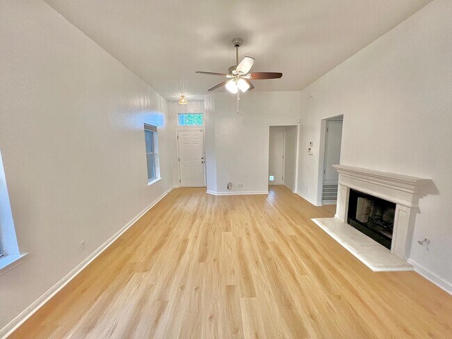 Foto del edificio - 1615 Royal Ascot Dr