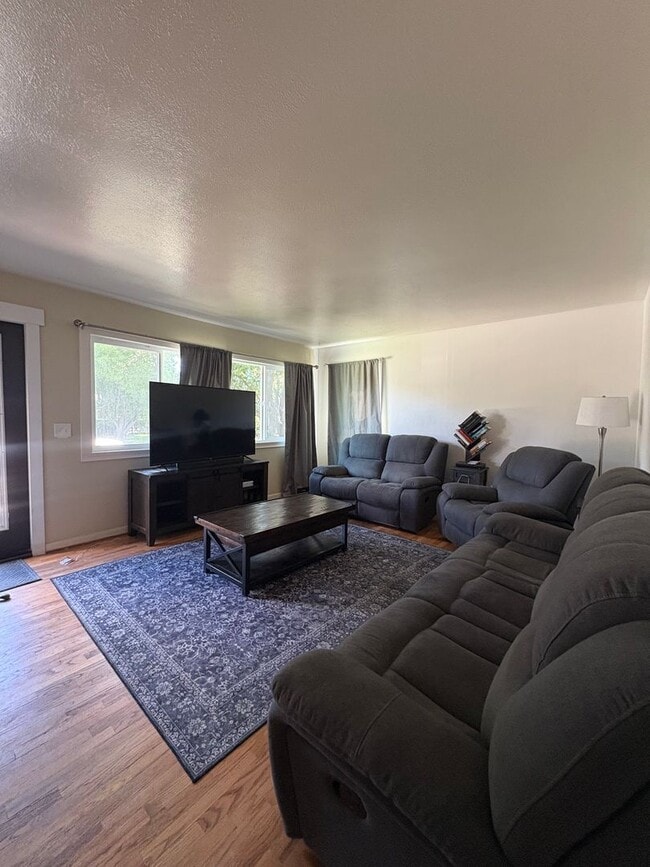 Building Photo - Spacious 4 bed 2 Bath Centrally Located