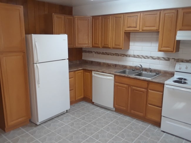 Kitchen - 1857 Croton Rd