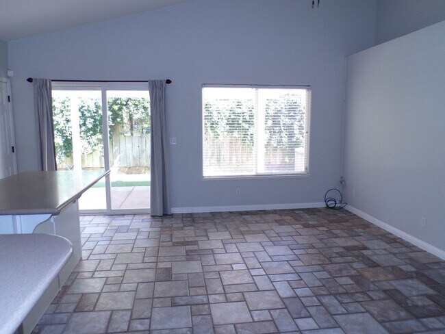 Foto del edificio - Beautiful East Modesto Home located in Sylvan School District