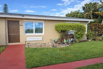 Building Photo - 702 Neptune St