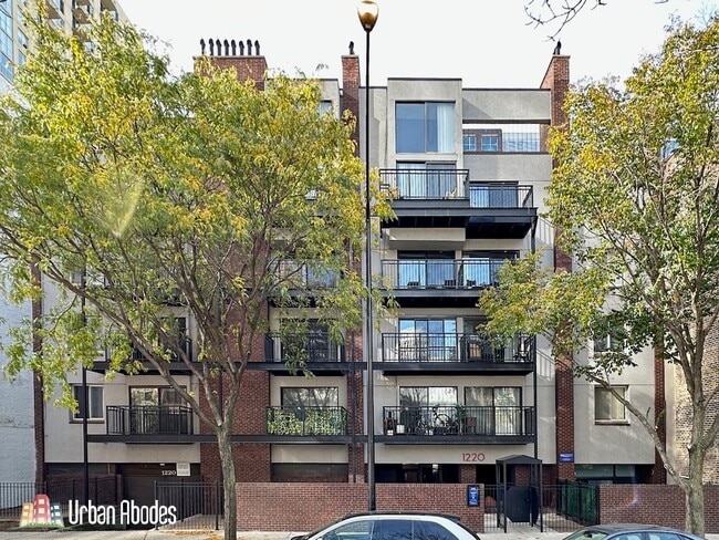 Building Photo - 1220 N La Salle Dr