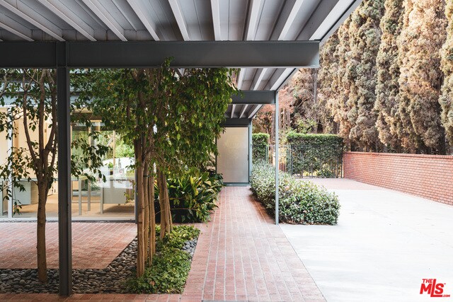 Foto del edificio - 2727 Mandeville Canyon Rd