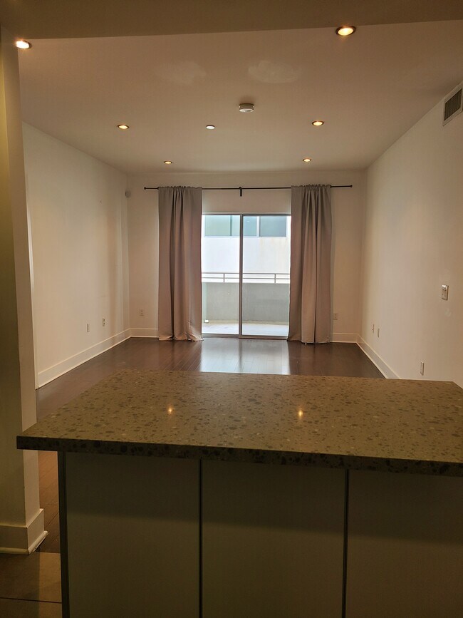 Foto del edificio - 1730 SAWTELLE Blvd