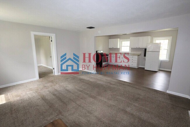 Building Photo - Three Bedroom House | Large Backyard