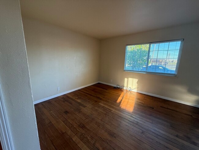 Building Photo - 5425 Live Oak Ave