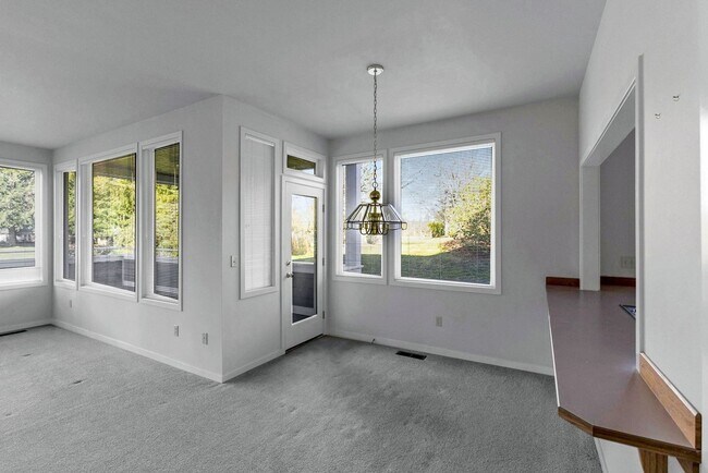 Building Photo - 60 Fairway Ln