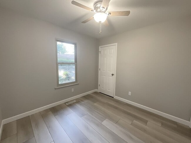 Building Photo - Leasing